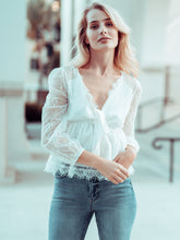 Bluse mit tiefem Ausschnitt und Spitzendetail